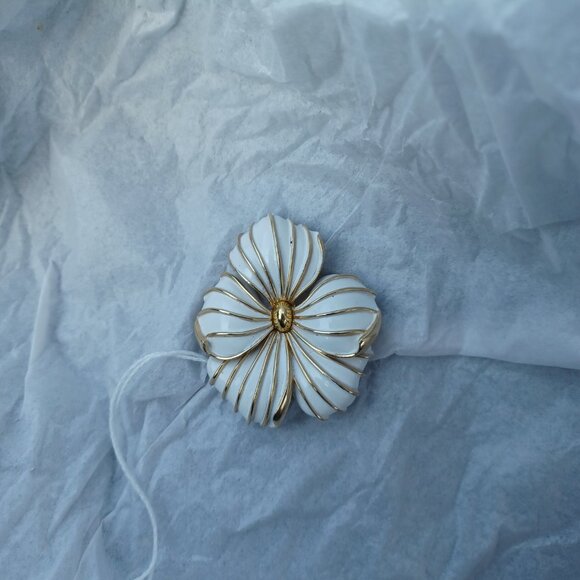 Vintage Trifari Brooch Flower - Picture 7 of 7